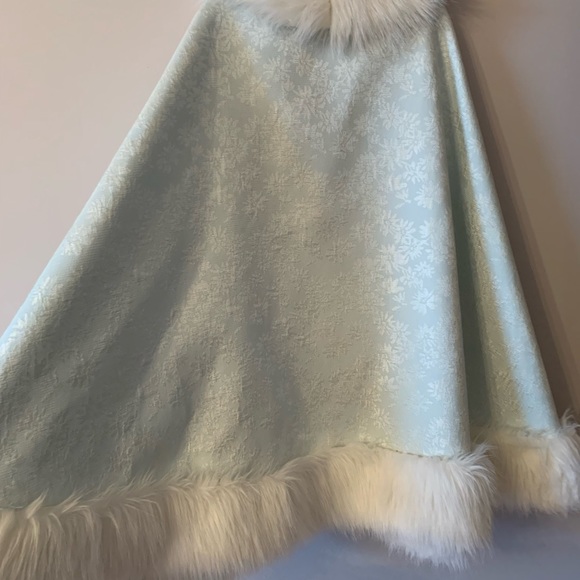 Winter Wedding Faux Fur trimmed GIRLS cape - Picture 4 of 5